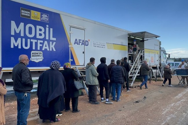 Konya'nın mobil araçları Hatay'da iç ısıtıyor