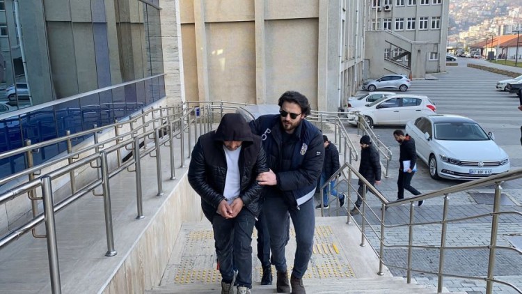 Sahte altın satmaya çalışırken yakalandılar