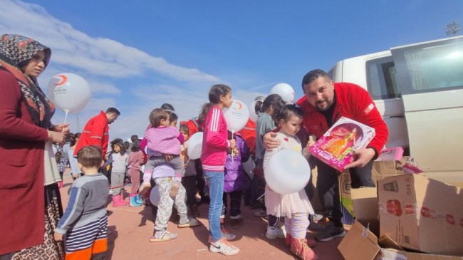 Kdz.Ereğli Kızılay depremzede çocukların yüzlerini güldürdü