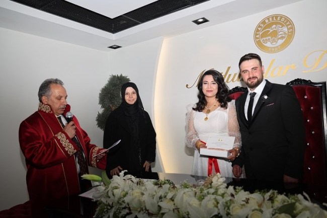 Depremzede çift dünyaevine Talas'ta girdi