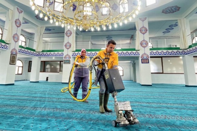 İzmir Aliağa'da ibadethanelerde temizlik