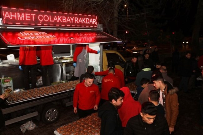 Kayseri Kocasinan'dan teravih sonrası tatlı ikram