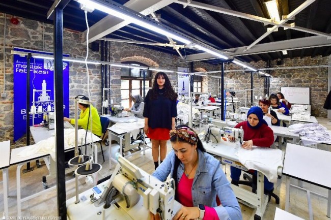 Meslek Fabrikası'nda depremzedeler için iç çamaşırı üretiliyor