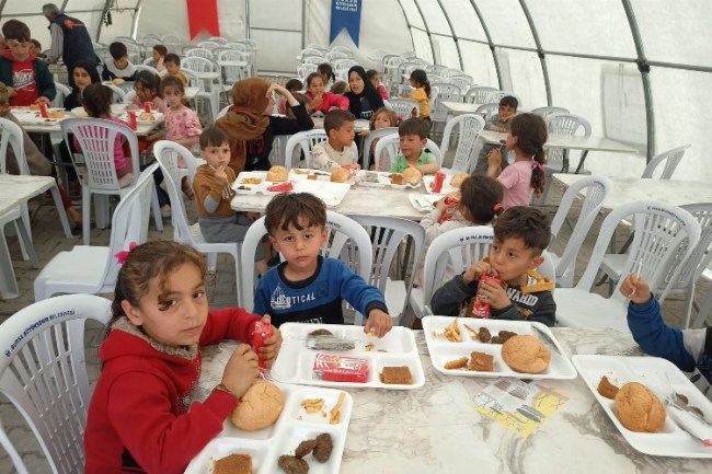 Hataylı çocuklara Bursa'dan tekne orucu