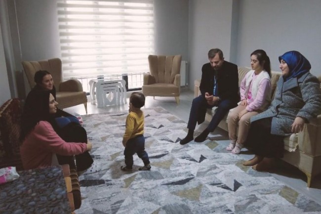 Bursa Gürsu'da Başkan Işık'tan depremzedelere tatlı ziyaret