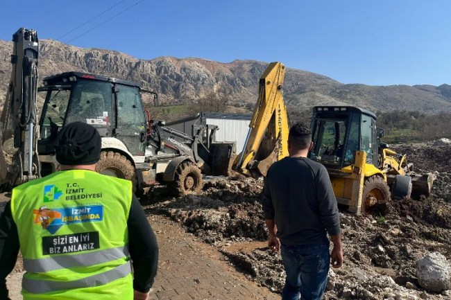 Adıyaman'da çamura saplanan iş makinası kurtarıldı