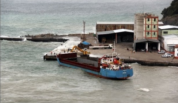 Yük gemisi karaya oturdu!..