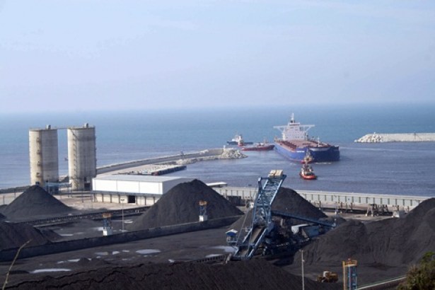 Kömür yüklü gemi karaya oturdu!..