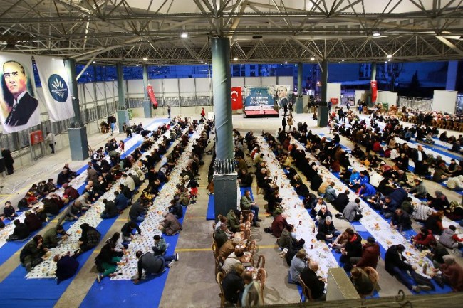 'Yeryüzü Sofrası' İzmir Karabağlar'da kuruldu