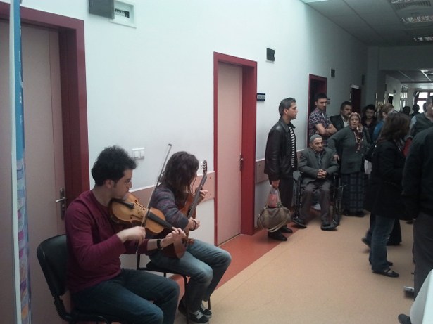 Onkoloji hastalarına keman ve gitar dinletisi..