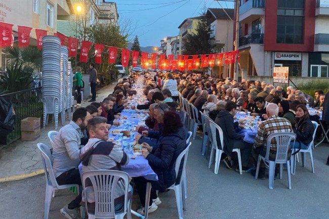Başiskele'de CHP'den sokak iftarı