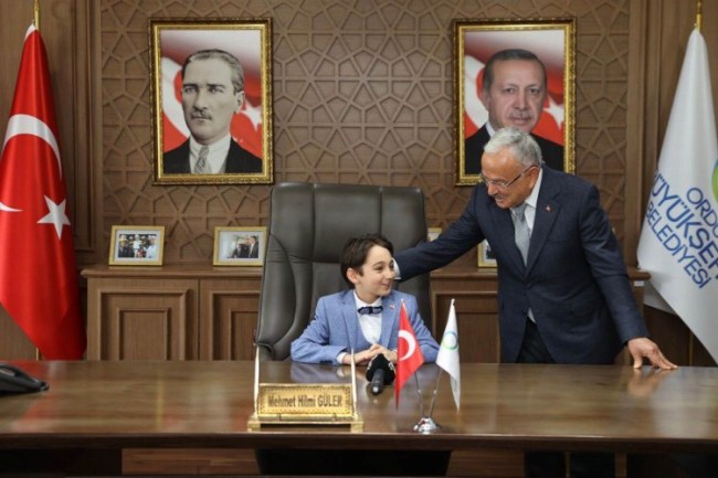 Koltuğunu minik depremzede Kağan'a teslim etti