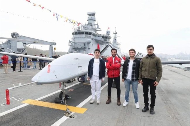 Gebzeli öğrenciler TCG Anadolu'ya hayran kaldı