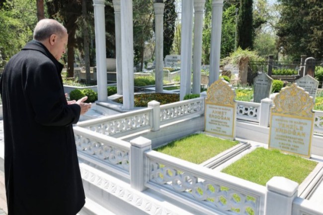 Cumhurbaşkanı Erdoğan'dan kabir ziyareti