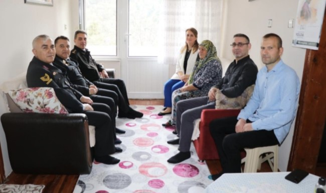 Komutan Yalınkılıç’tan şehit Tosun ve Cin’in ailesine ziyaret