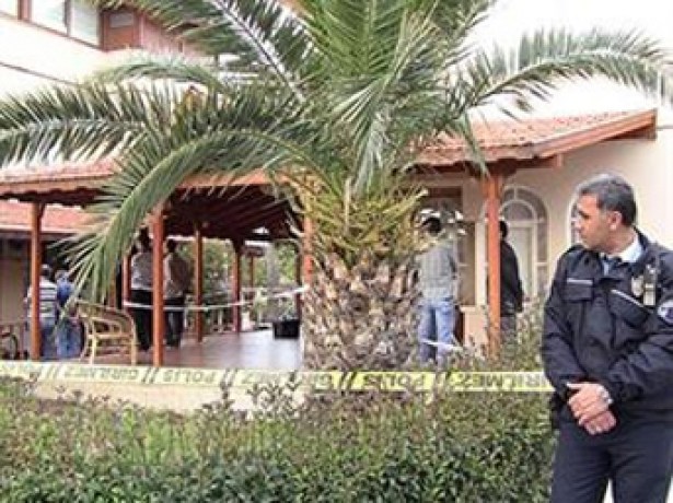 Eski belediye başkanı ve eşi ölü bulundu