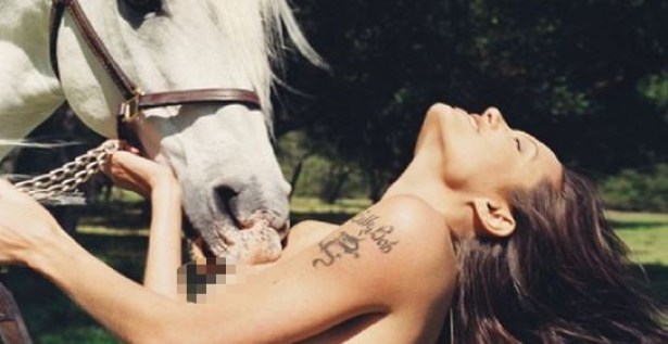 Üstsüz fotoğrafı açık arttırmada..