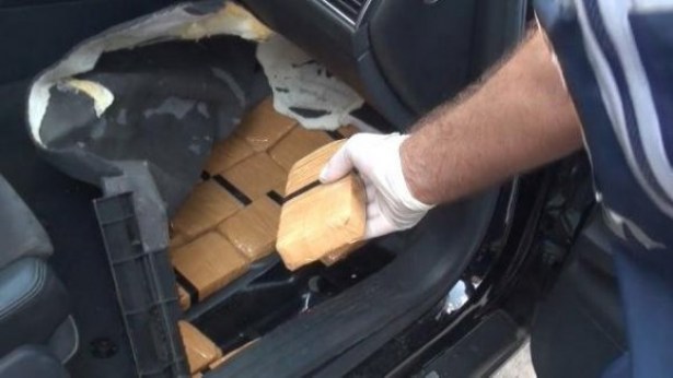 Otomobilden uyuşturucu çıktı