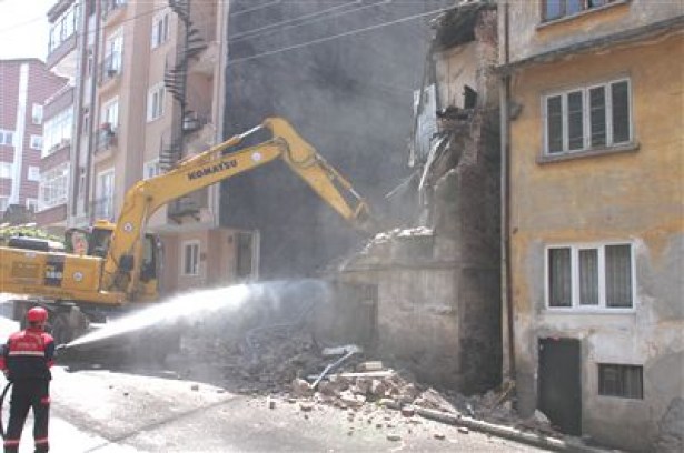 Tehlike arz eden bina yıkıldı