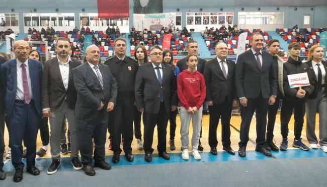 ZBEÜ Rektörü Özölçer, Taekwondo Şampiyonası etkinliğine katıldı