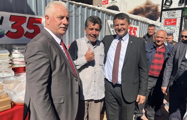 Rahman Demirtürk MHP adayı Bozkurt’la cadde cadde geziyor