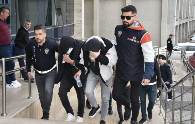 Zonguldak’ta yabancı uyruklu gence uyuşturucu sattıran şahıslar yakalandı