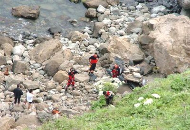 Otomobil uçuruma yuvarlandı: 2 ölü