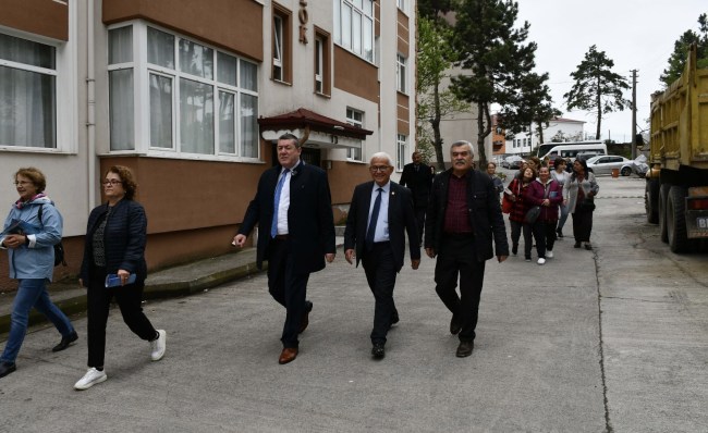 Başkan Tekin Alaplı’da kapı kapı geziyor