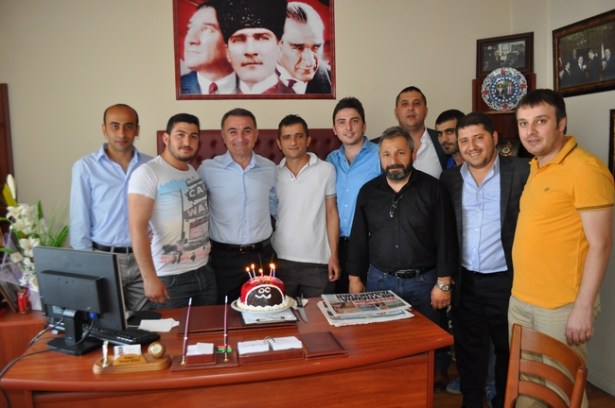 Sesliye eskilerden sürpriz doğum günü