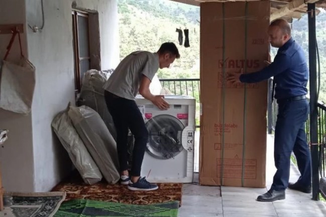 Manisa Akhisar'da evi yanan aileye Büyükşehir eli