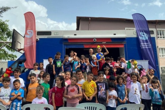 Şehir tiyatroları Hatay'da çocuklarla buluştu