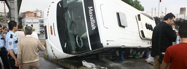 İşçi servisi takla attı: 22 yaralı