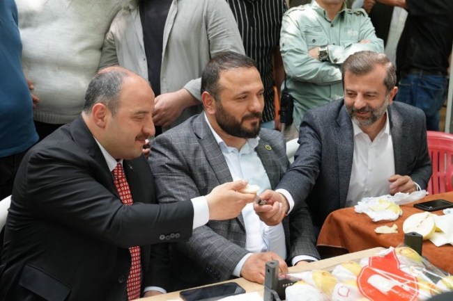 Bakan Varank'a Gürsu armudu sürprizi