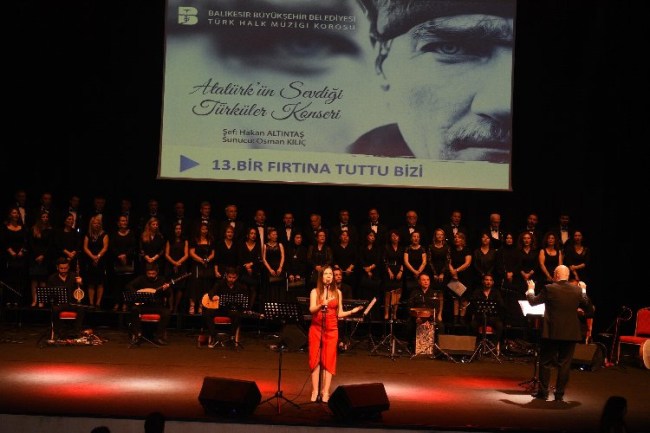 Atatürk'ün sevdiği şarkılar hep bir ağızdan söylendi