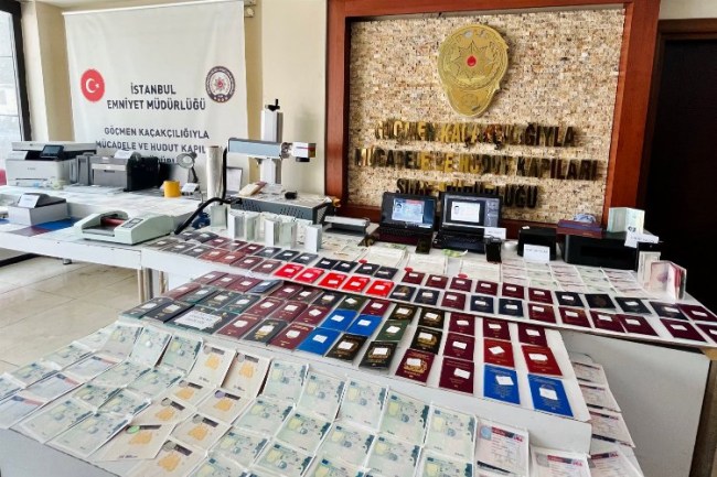 İstanbul'da sahte pasaport atölyesine 2 tutuklama