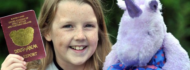 9 yaşındaki İngiliz Türkiye'ye oyuncak pasaportla girdi
