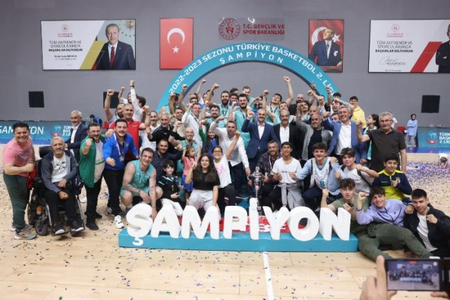 Çayırova Belediyesi 2. Lig'de şampiyon oldu