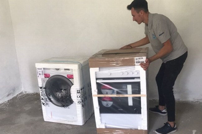 Manisa'da yangınzede aileye Büyükşehir eli