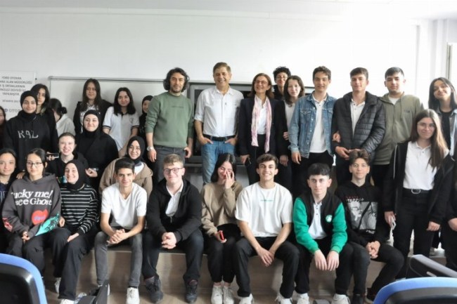 Kocaeli'de liselilere tiyatronun eğitimdeki yeri anlatıldı