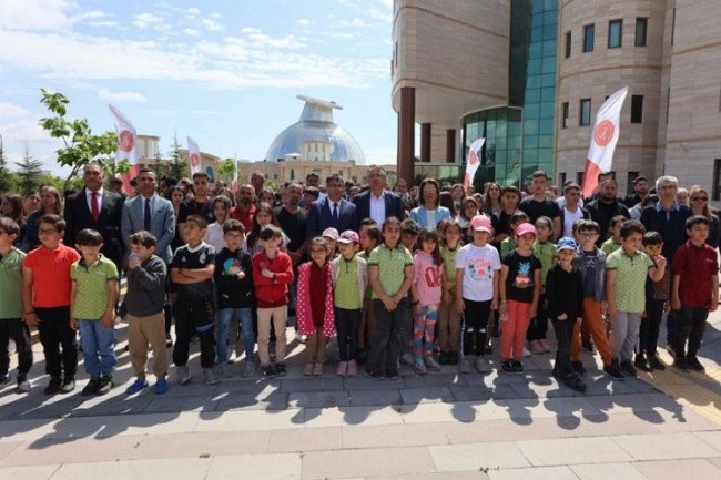 Depremde hayatını kaybeden NEVÜ'lüler için fidan dikildi