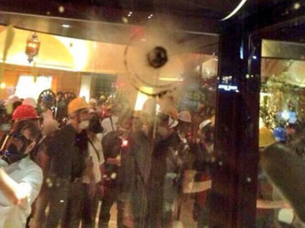 Polis, Divan Oteli'ni hedef aldı