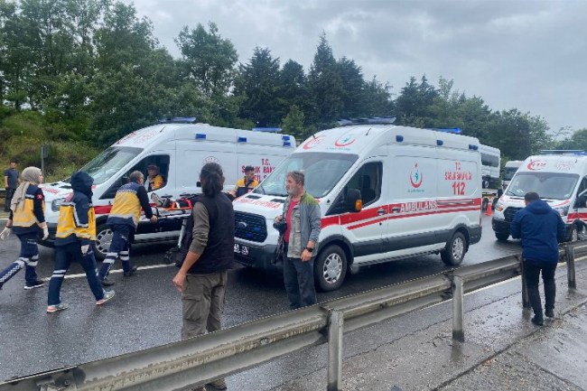 Düzce Anadolu Otoyolu'nda zincirleme kaza: 4 yaralı