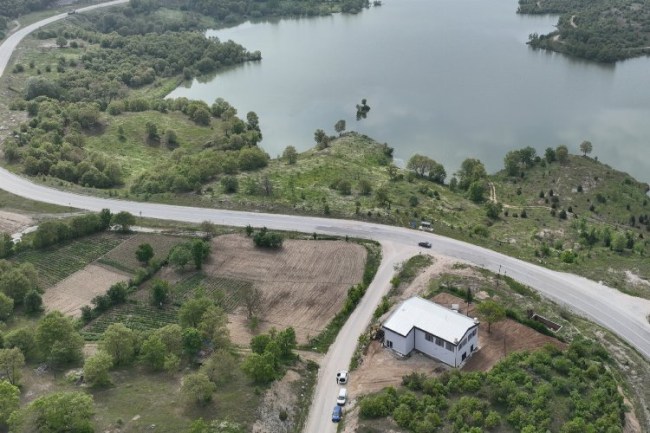 Bursa Büyükorhan'da göl manzaralı sosyal tesis