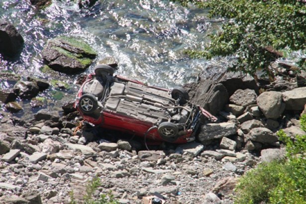 Ereğli-Kandilli yolunda inanılmaz kaza: 1 yaralı