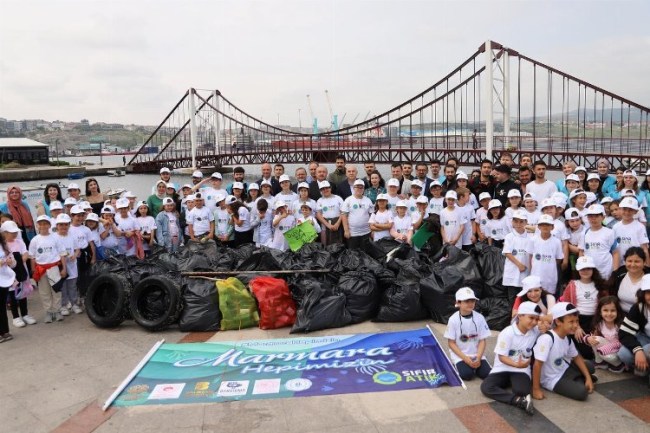 Bandırma'da derinlemesine kıyı temizliği... 1 saatte 780 kilogram atık çıktı