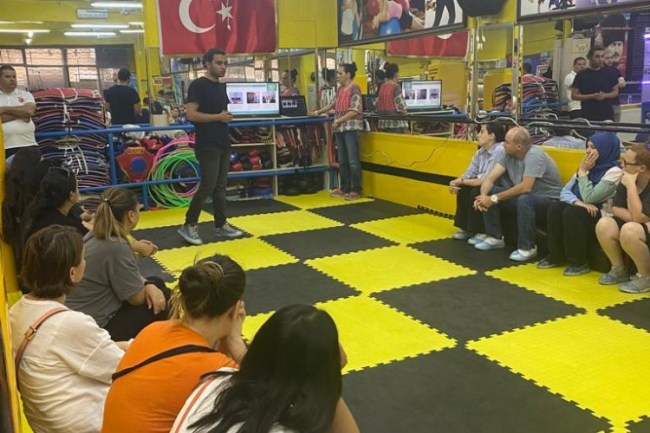 İzmir Konak'ta veliler uyuşturucu kullanımına karşı bilgilendirildi