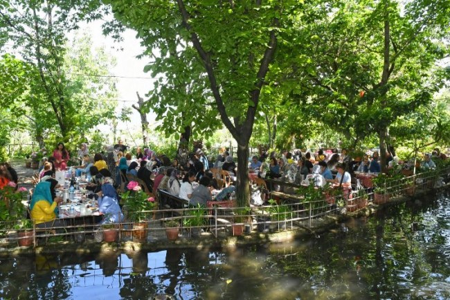 İzmir Karabağlar'da yılın yorgunluğunu attılar