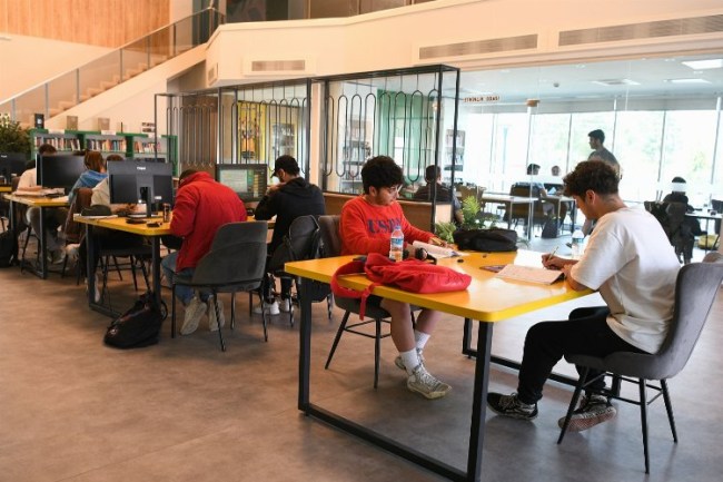 Gençler kitap kahvelerde YKS'ye hazırlanıyor