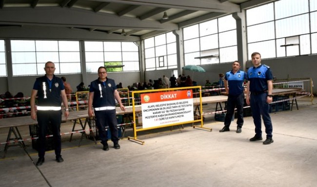Alaplı'da vatandaşa kötü davranan pazarcının tezgahı kapatıldı