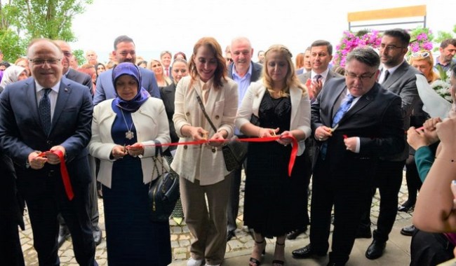 ZBEÜ Rektörü Özölçer'in eşi Seran Özölçer’in Kadınlar El Ele Karma Sergisi açıldı